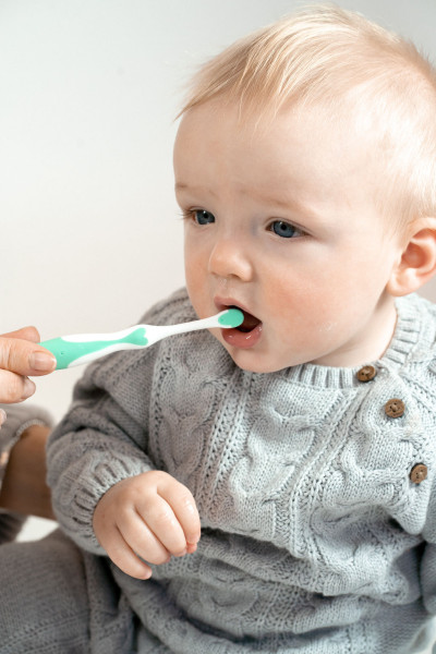 Brush-baby First Brush & Teether, fogkefe és rágóka, 0-18 hónapos korig